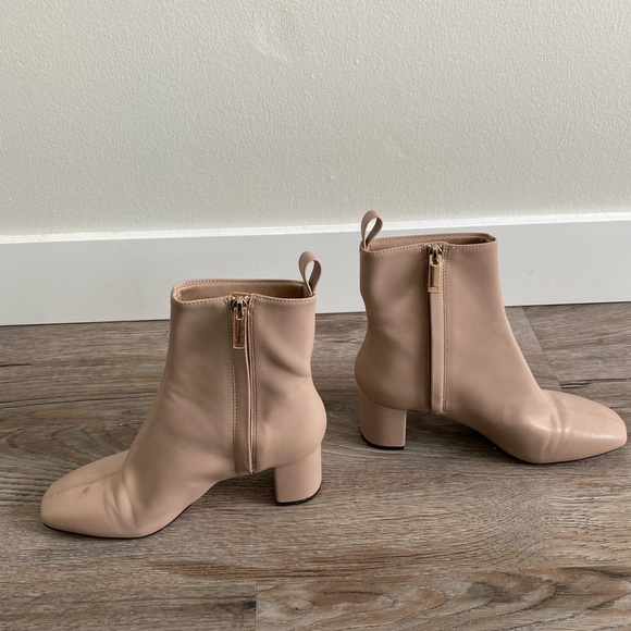 Beige heeled boots with gold zipper - Picture 3 of 4